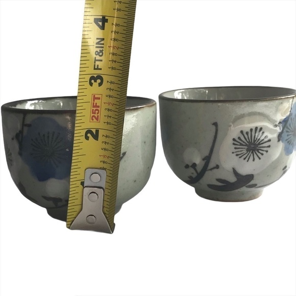 Pair of floral painted stoneware tea or saké cups - Picture 7 of 7